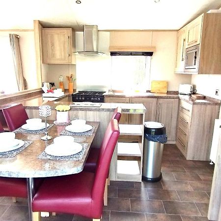 Sand Le Mere Holiday Village Caravan Hire Tunstall  Экстерьер фото